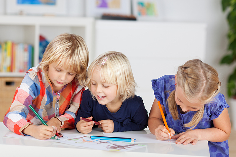 Kinder malen auf LACK Tisch von IKEA