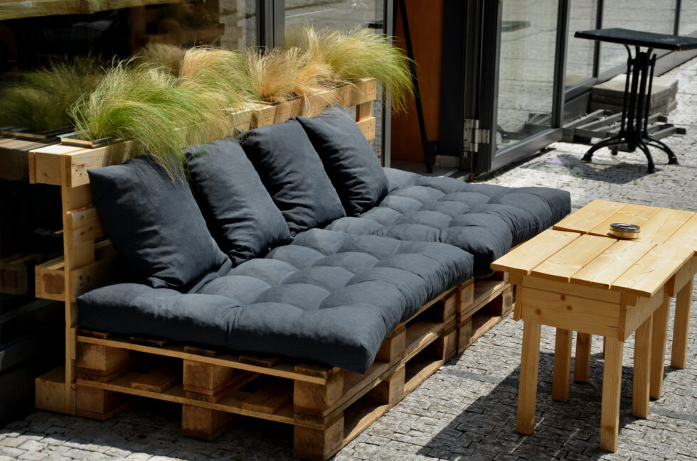 Palettensofa selber bauen in fünf Schritten So funktioniert's
